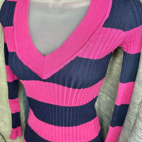 Poof! Juniors Women’s V-Neck Sweater Blouse~Pink & Navy Blue Striped Size SM - Picture 2 of 9